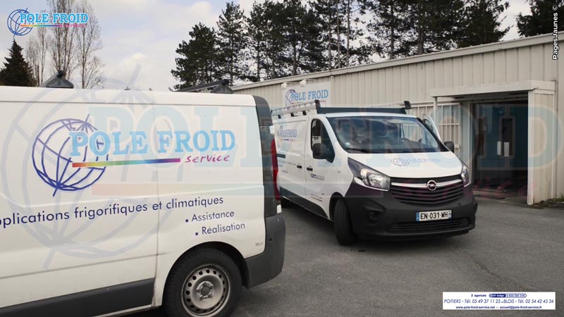 2 véhicules d'intervention de Pôle Froid Service garés devant l'entreprise