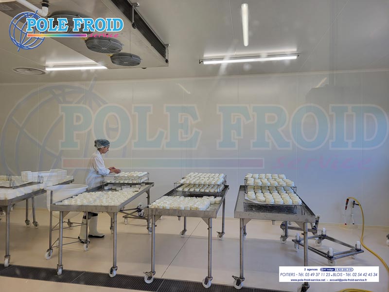 Zone de production agroalimentaire avec façonnage des tommes en cours