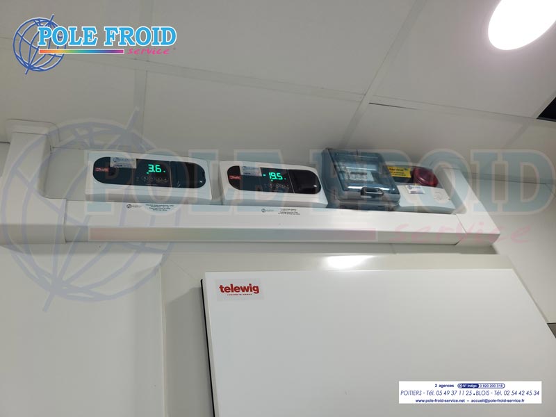 Panneaux de contrôle de température de chambre froide avec tableau électrique et bouton d'arrêt d'urgence