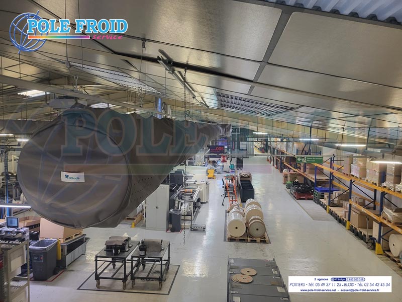 Gaine de ventilation textile accrochée en plafond dans une industrie