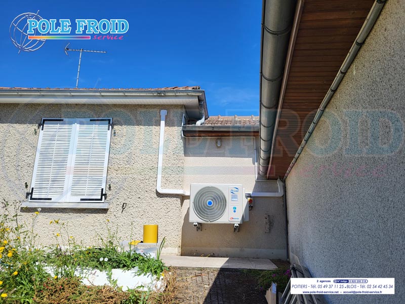 PAC pour climatisation fixée au mur d'une maison