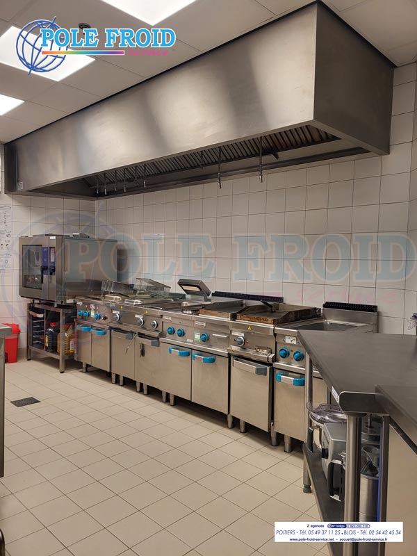 Espace cuisson avec hotte aspirante dans une cuisine professionnelle