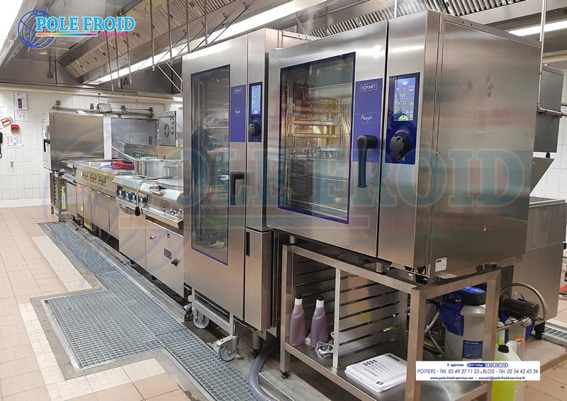 Ensemble de fours dans une cuisine professionnel