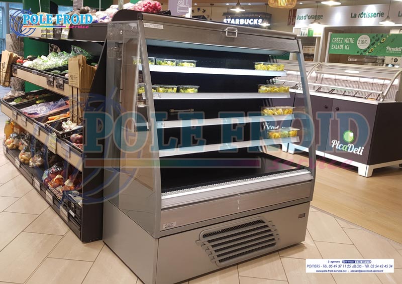 Vitrine réfrigérée en tête de gondole dans une supérette