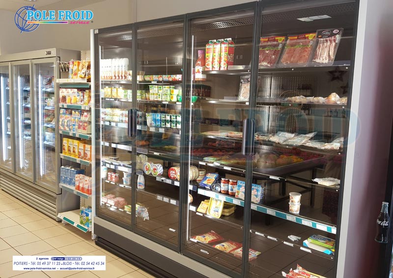 Ensemble de vitrine de surgelés et de froid positif dans un commerce