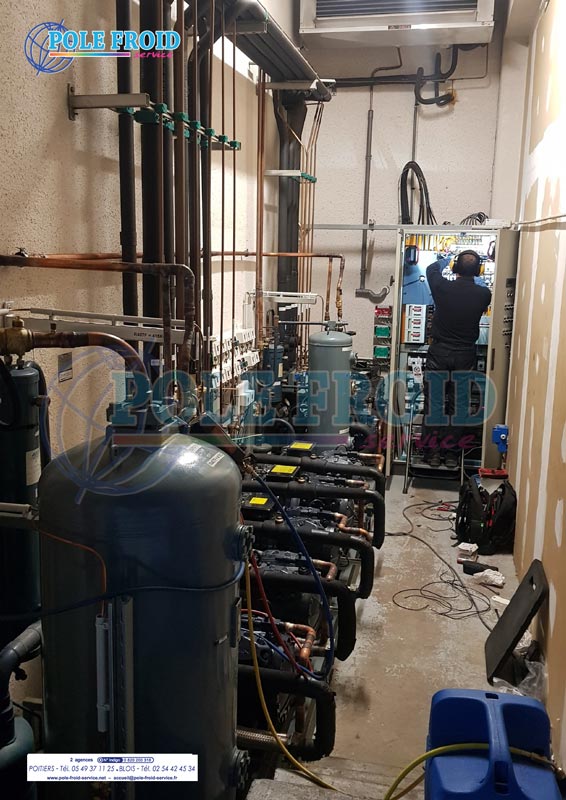 Salle des machine en froid industriel avec un technicien de maintenance