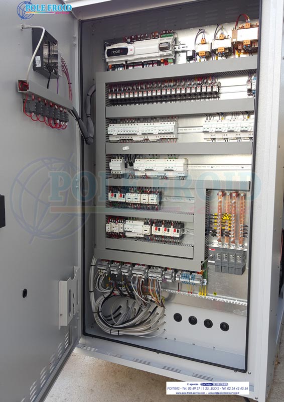 Armoire électrique ouverte pour une installation de froid industriel