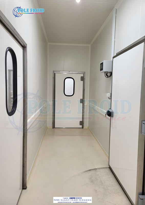 Couloir d'accès dans une installation isotherme