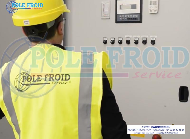 Technicien de maintenance Pôle Froid Service vu de dos devant une armoire électrique