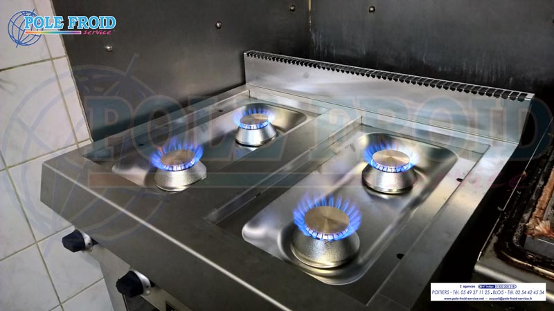 Piano de cuisson 4 feux allumé pour grande cuisine