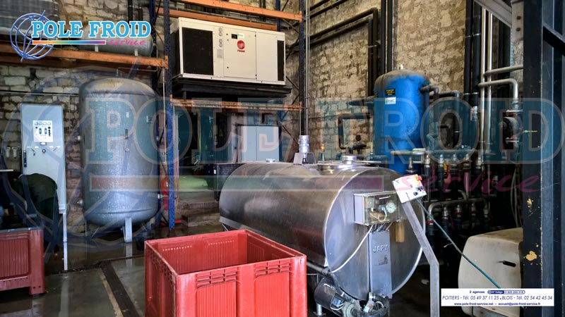 Diverses cuves et une PAC accrochée en hauteur dans une machinerie