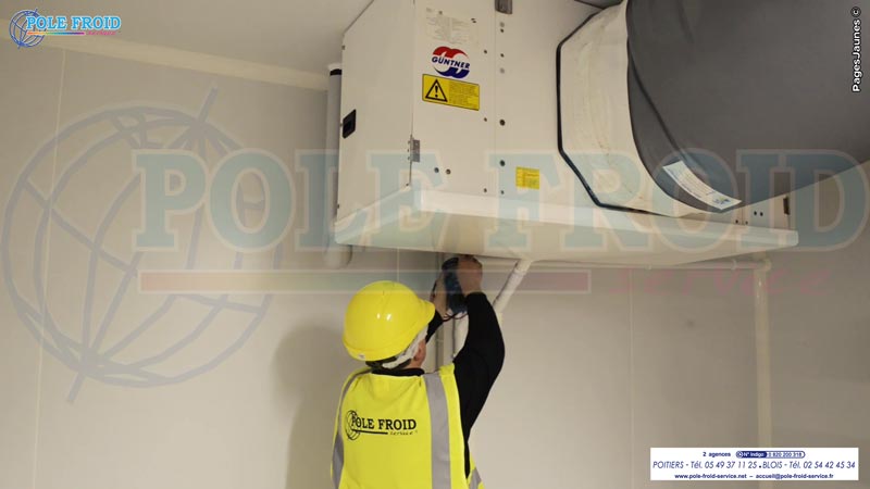 Technicien en cours de maintenance sur une ventilation industrielle