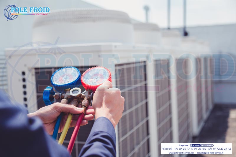 Manomètre reglé par un technicien sur un toit