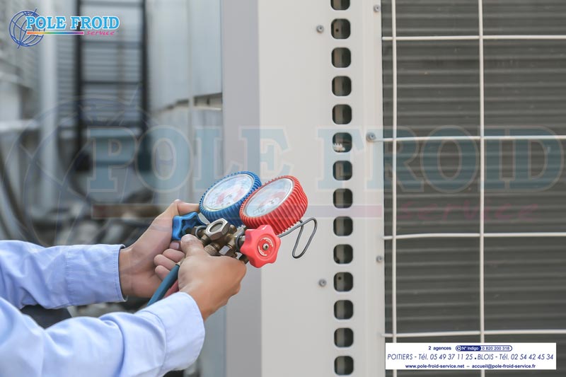 Manomètre utilisé par un technicien devant une unité extérieure de PAC/Clim